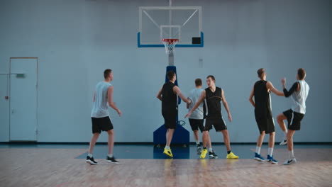 Equipo-De-Baloncesto-De-Secundaria-Jugando-En-El-Interior,-Practicando-Combinaciones-Y-Ejercicios.-4k-Uhd